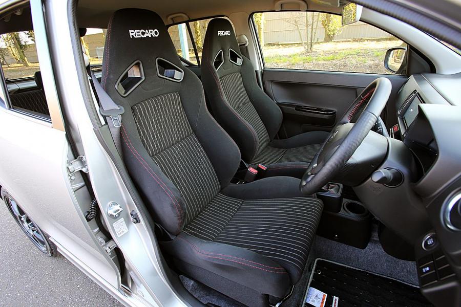 Интерьер Suzuki Alto Works 2015 года  (фото 2 из 18)